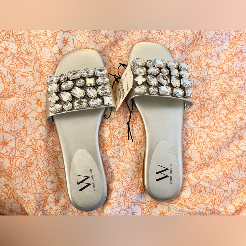 Feel glamorous with this flat side shoes great for vacation, spring or summer. ✨